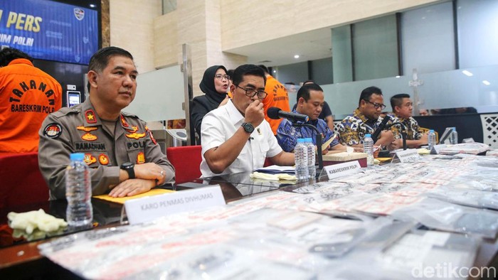 Pegawai Kemenperin Terlibat Jaringan Mafia IMEI Ilegal Kabareskrim Polri Komjen Wahyu Widada menggelar jumpa pers terkait kasus akses ilegal pada Centralized Equipment Identity Register (CEIR) yang mengolah informasi IMEI, Jumat (28/7/2023). Dari enam tersangka, satu di antaranya oknum ASN di Kemenperin.