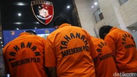 Para tersangka itu berinisial P, D, E, B, F, dan A. Tersangka A merupakan oknum ASN di Kemenperin.  