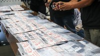 Sejumlah barang bukti pengungkapan kasus tersebut juga dipamerkan dalam jumpa pers di gedung Bareskrim Polri.  