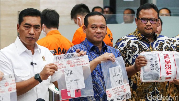 Kabareskrim Polri Komjen Wahyu Widada menggelar jumpa pers terkait kasus akses ilegal pada Centralized Equipment Identity Register (CEIR) yang mengolah informasi IMEI, Jumat (28/7/2023). Dari enam tersangka, satu di antaranya oknum ASN di Kemenperin.
