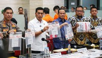 Kabareskrim Polri Komjen Wahyu Widada didampingi jajarannya menunjukkan barang bukti kasus akses ilegal pada Centralized Equipment Identity Register (CEIR) yang mengolah informasi IMEI di gedung Bareskrim Polri, Jumat (28/7/2023).  