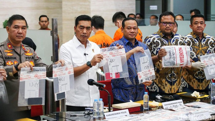 Pegawai Kemenperin Terlibat Jaringan Mafia IMEI Ilegal Kabareskrim Polri Komjen Wahyu Widada menggelar jumpa pers terkait kasus akses ilegal pada Centralized Equipment Identity Register (CEIR) yang mengolah informasi IMEI, Jumat (28/7/2023). Dari enam tersangka, satu di antaranya oknum ASN di Kemenperin.