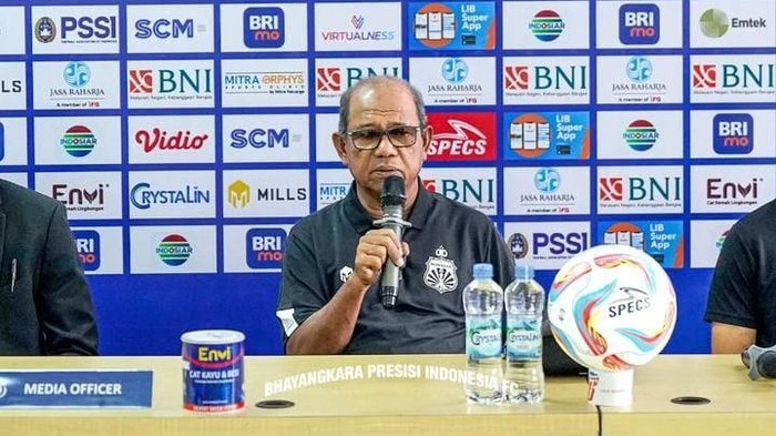 Pelatih Bhayangkara FC Emral Abus pada sesi prescon jelang melawan PSM Makassar di Liga 1 2023/2024.