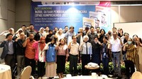 Ida Ngurah, Humanitarian and Resilience Program Manager Plan Indonesia (keenam dari paling kiri), Drs. Noviar Rahmad, M.Si., Plt. Kepala Pelaksana BPBD DI Yogyakarta (ketujuh dari paling kiri), Indrijati Rahayoe, Chief Human Resources & Community Investment Prudential Syariah Indonesia (keenam dari paling kanan), Nicole Ngeow, Direktur Prudence Foundation (kelima dari paling kanan), Drs. Beny Suharsono, M.Si, Sekretaris Daerah Pemprov DI Yogyakarta (ketiga dari paling kanan) bersama perwakilan mitra dan peserta dalam sesi peluncuran Modul Satuan Pendidikan Aman Bencana (SPAB) Komprehensif di Jakarta. Kamis, (20/7/2023).