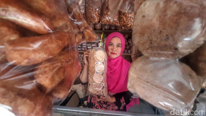 Pemilik toko dan produksi opak Berkah hasanah, Nursiah Hasanah (46), saat memperlihatkan produksi camilan tradisional opak di kediamannya