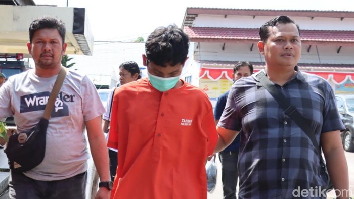 Pemuda yang mencekoki racun kepada pacarnya.