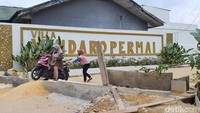 Warga mendorong sepeda motor untuk melintasi jalan yang dibeton warga. (Raja Adil Siregar/detikSumut)