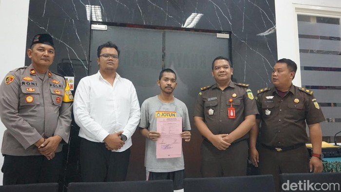 Pencuri mi instan indomaret Surabaya