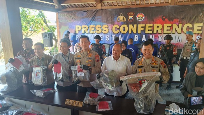 Penetapan 4 tersangka kasus 8 orang terjebak di tambang emas ilegal Banyumas, Jumat (28/7/2023)