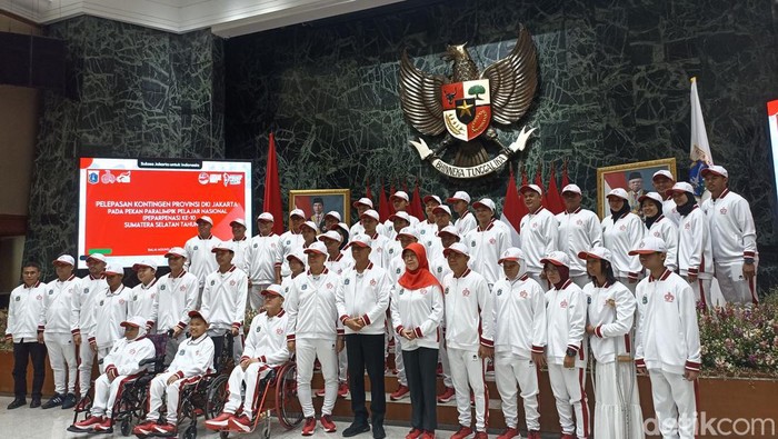 Penjabat (Pj) Gubernur DKI Jakarta Heru Budi Hartono melepas kontingen DKI untuk mengikuti Pekan Paralimpik Pelajar Nasional (Peparpenas) ke-10 (Tiara Aliya/detikcom)