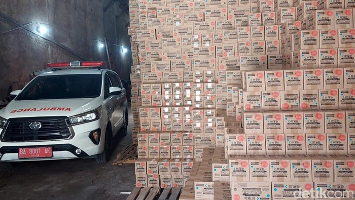 Penumpukan bantuan bahan makanan pencegahan stunting dalam gudang di Padang.