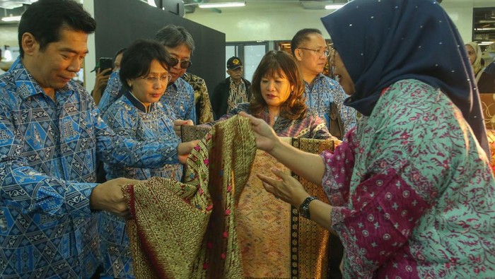 Perluas Peluang Bisnis Lewat Festival UMKM Merdeka Asosiasi Pengusaha Indonesia (Apindo) menggelar UMKM Merdeka Festival sebagai salah satu upaya untuk meningkatkan pertumbuhan UMKM melalui akses permodalan dengan menghubungkan pelaku dengan para investor.
