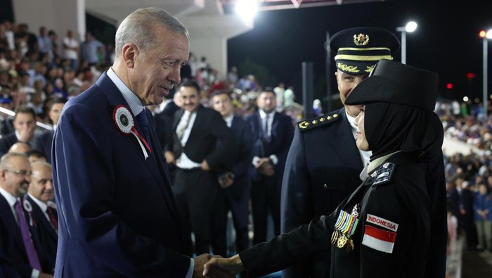 Personel Polda Jatim, Briptu Tiara Nissa Zulbida, raih peringkat 5 besar pendidikan Capacity Building The First Level Police Chief Training and The Non Thesis Master Degree di Turkish National Police Academy.