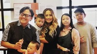 Penyanyi itu pun dianggap tidak peduli dengan anaknya. Namun, dulu Pinkan sering membagikan momen makannya bersama keluarga. Foto: Instagram @pinkan_mambo