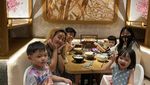 Pinkan Mambo Hobi Makan Bareng dan Masak untuk Anaknya