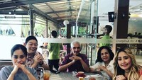 Kali ini, Pinkan Mambo merayakan tahun baru China dengan keluarganya di sebuah restoran nih. Foto: Instagram @pinkan_mambo