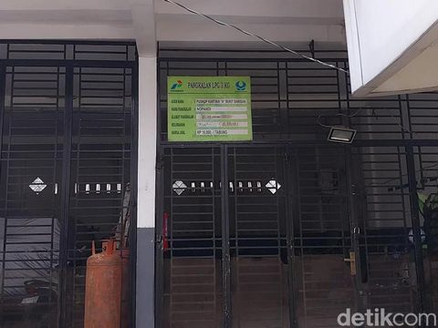 Plang bertuliskan Puskop Kartika 'A' Bukit Barisan sebagai agen dari gas yang diduga dioplos di Medan
