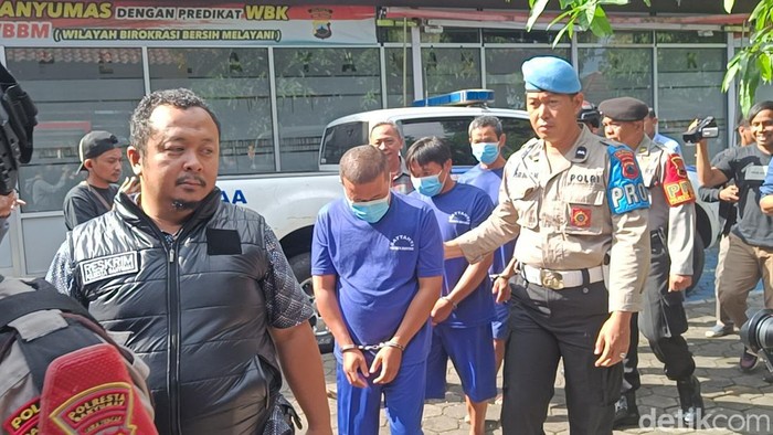 Polisi membawa tersangka dalam kasus 8 penambang emas terjebak air di galian Desa Pancurendang di Mapolresta Banyumas, Jumat (28/7/2023).