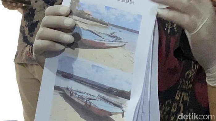 Polisi menampilkan foto perahu rakit yang tenggelam di Buton Tengah.