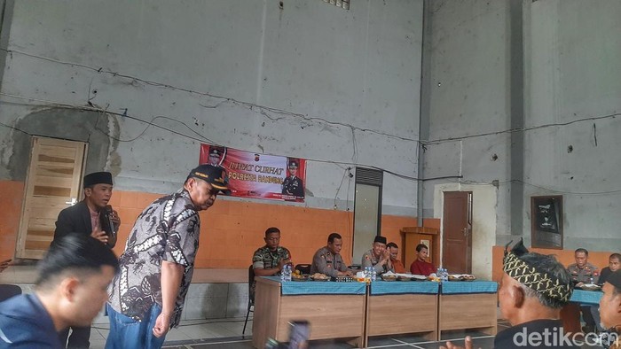 Polisi saat mendengar keluhan warga Bojong Kunci soal bank emok