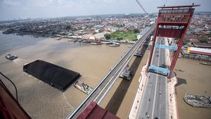 Potret Aktivitas Kapal Tongkang Batu Bara di Sungai Musi