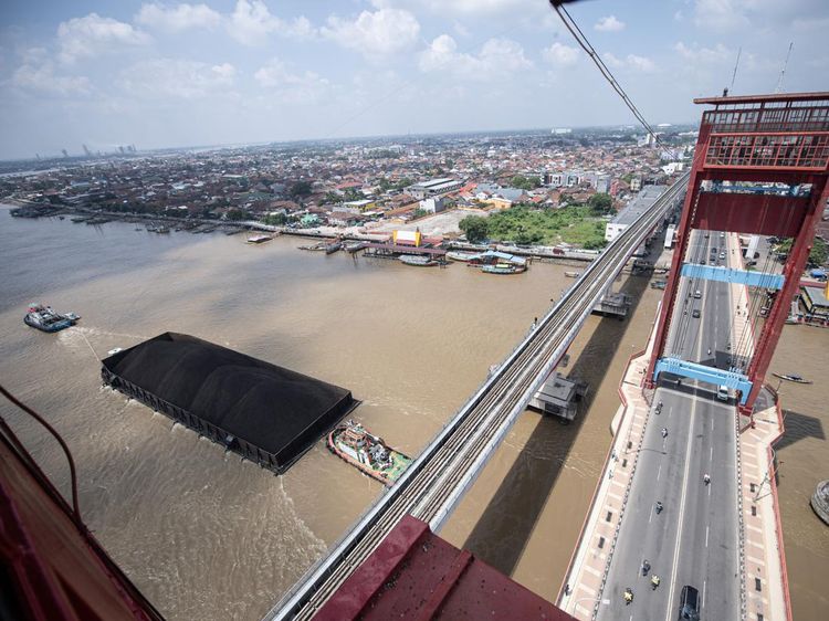 Potret Aktivitas Kapal Tongkang Batu Bara di Sungai Musi