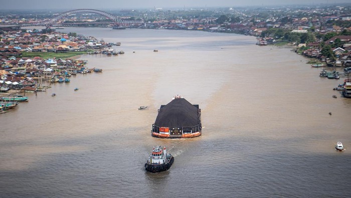 Kapal tongkang pengangkut batu bara melintas di Sungai Musi, Palembang, Sumatera Selatan, Kamis (27/7/2023). Kementerian Keuangan mencatat realisasi Penerimaan Negara Bukan Pajak (PNBP) dari sektor mineral dan batu bara atau minerba meningkat sebesar 94,7 persen dari Rp40,2 triliun pada semester I 2022 meningkat menjadi Rp78,3 triliun pada semester I 2023 yang disebabkan oleh penyesuaian tarif iuran produksi atau royalti batu bara. ANTARA FOTO/Nova Wahyudi/foc.