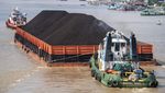 Potret Aktivitas Kapal Tongkang Batu Bara di Sungai Musi