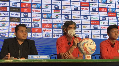 Pelatih Bali United Stefano Cugurra (tengah) dan bek tengah Kadek Arel (kanan) dalam konferensi pers jelang laga Bali United vs Dewa United di Gianyar.