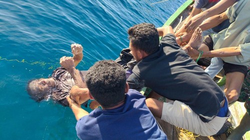 Proses evakuasi Yasin Tahir, nelayan asal Kampung Waso, Desa Satar Kampas, Kecamatan Lamba Leda Utara, Kabupaten Manggarai Timur, NTT, yang ditemukan tewas telungkup pada kedalaman 10 meter di dasar laut Flores, Jumat (28/7/2023). (Istimewa)