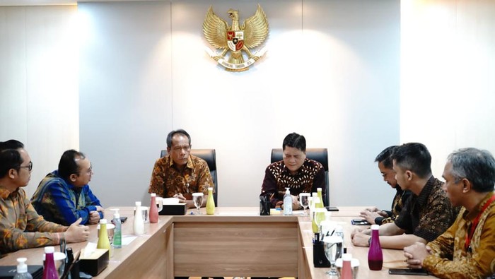 Pekerja melakukan proses pembuatan pesawat CN 295 dan CN 235 dihanggar milik PT Dirgantara Indonesia, Bandung, Jawa Barat, Rabu (4/11/2015). PTDI hingga saat telah membuat 400 lebih pesawat berbagai jenis CN 295, CN 235, NC 212i kepada 49 operator baik sipil maupun militer. Agung Pambudhy/Detikcom.