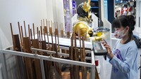 Pluit Village di Jakarta Utara, mal yang dikelola oleh Lippo Malls menawarkan aktivitas yang seru untuk anak-anak hingga remaja. Mal ini menawarkan pilihan belanja bagi keluarga, namun juga memberikan pilihan aktivitas menarik yang di siapkan untuk menjadikan pusat perbelanjaan sebagai community center dengan berbagai aktivitas yang menciptakan hobby baru bagi para pengunjung. 