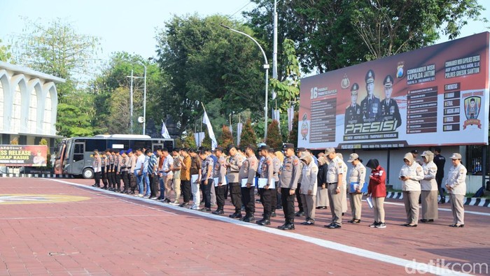 Ratusan personel gabungan disiagakan saat pengesahan warga PSHT di Surabaya