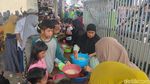 Meriahnya Bagi-bagi Bubur Asyura Tahunan di Palembang
