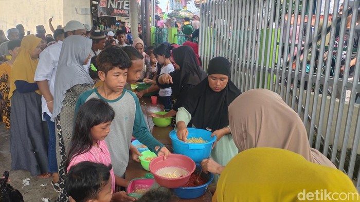 Ribuan warga antusias mengantre bubur asyura 10 Muharam 1445 Hijriah. (Welly Jasrial Tanjung/detikSumbagsel)