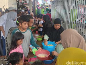 Warga Palembang Antusias Antre Bubur Asyura yang Hanya Ada Setahun Sekali