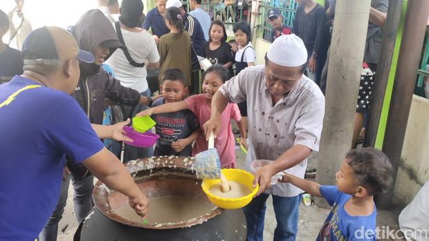 Ribuan warga antusias mengantre bubur asyura 10 Muharam 1445 Hijriah. (Welly Jasrial Tanjung/detikSumbagsel)