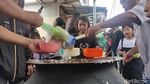 Meriahnya Bagi-bagi Bubur Asyura Tahunan di Palembang