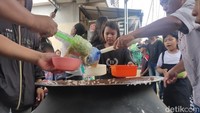Kebanyakan warga yang mengantre yaitu emak-emak dan anak-anak. Acara bagi-bagi bubur ini dilakukan di Masjid Al-Quran Nur Karim, 12 Ulu, Palembang. 