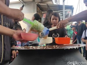 Meriahnya Bagi-bagi Bubur Asyura Tahunan di Palembang