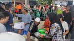 Meriahnya Bagi-bagi Bubur Asyura Tahunan di Palembang