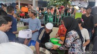 Dibutuhkan waktu 5 jam untuk memasak bubur gemuk ini dengan menghabiskan 100 Kg beras.