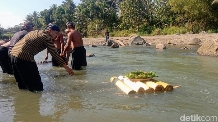 Ritual tolak bala Ruwat Kali Bogowonto di Loano, Purworejo, Jumat (28/7/2023).