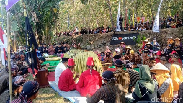 Ritual tolak bala Ruwat Kali Bogowonto di Loano, Purworejo, Jumat (28/7/2023).
