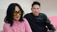 Dikatakan Ronnie Siantury, Atiek CB merupakan perempuan Jawa modern. Namun, Atiek sangat tidak suka melihat Ronnie cipika-cipiki dengan perempuan lain. Sedangkan Ronnie adalah sosok yang jauh lebih sabar. Foto: Febri/detikHOT