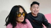 Mbak Atiek tuh modern, tapi pola pikirnya konservatif. Dia tidak suka punya pasangan terus pasangannya cipika-cipiki misalnya dia ada Rumpi dulu ada Ii, ada Maulida. Jadi aku kalau muah-muah, cipika-cipiki pas di mobil, Kamu ngapain sih ini, ini. Jadi serba salah, kata Ronnie Sianturi.Foto: Febri/detikHOT