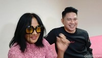 Bahkan Ronnie Siantury disaat sudah tak sabar pernah membuang baju Atiek CB. Foto:Ya zaman dulu zaman Trio Libels ini pokoknya dia (Ronnie) the most handsome. Jadi pokoknya aku curigain, tak unjek-unjek terus, lama-lama dia naik darah, baju kostumku dilempar-lempar, aku pungutin lagi, kata Atiek CB ditemui di Studio Pagi-pagi Ambyar Trans TV, Rabu (26/7/2023). Foto: Febri/detikHOT
