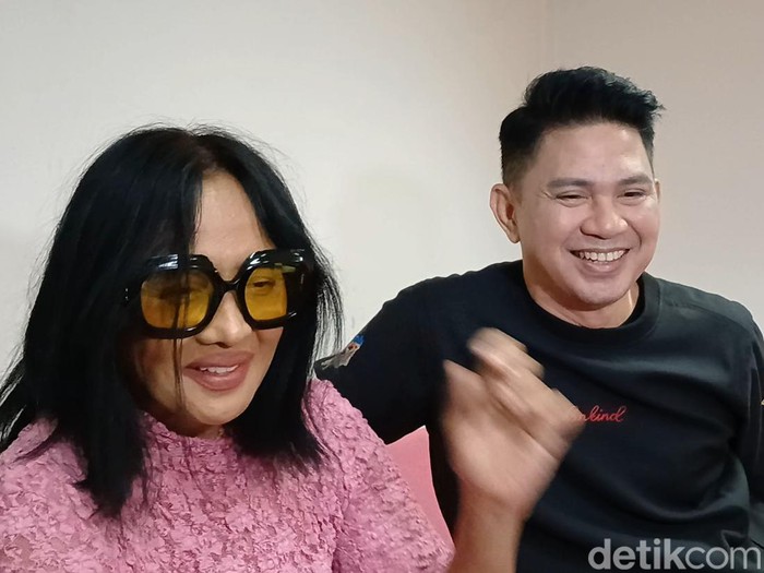Ronnie Sianturi dan Atiek CB Ronnie Sianturi dan Atiek CB tampil bareng.