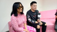 Atiek CB dan Ronnie Sianturi tampil bersama saat mengisi acara di kawasan Transmedia, Jakarta Selatan, beberapa hari lalu. Foto: Febri/detikHOT