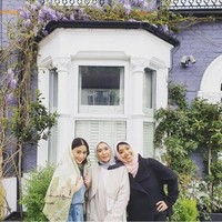 Bintang film Virgin, Angie kini menetap di London, Inggris bersama keluarganya. Kediaman Angie Virgin ini pun cukup luas dan dipenuhi tanaman pada bagian depan. Foto: Instagram